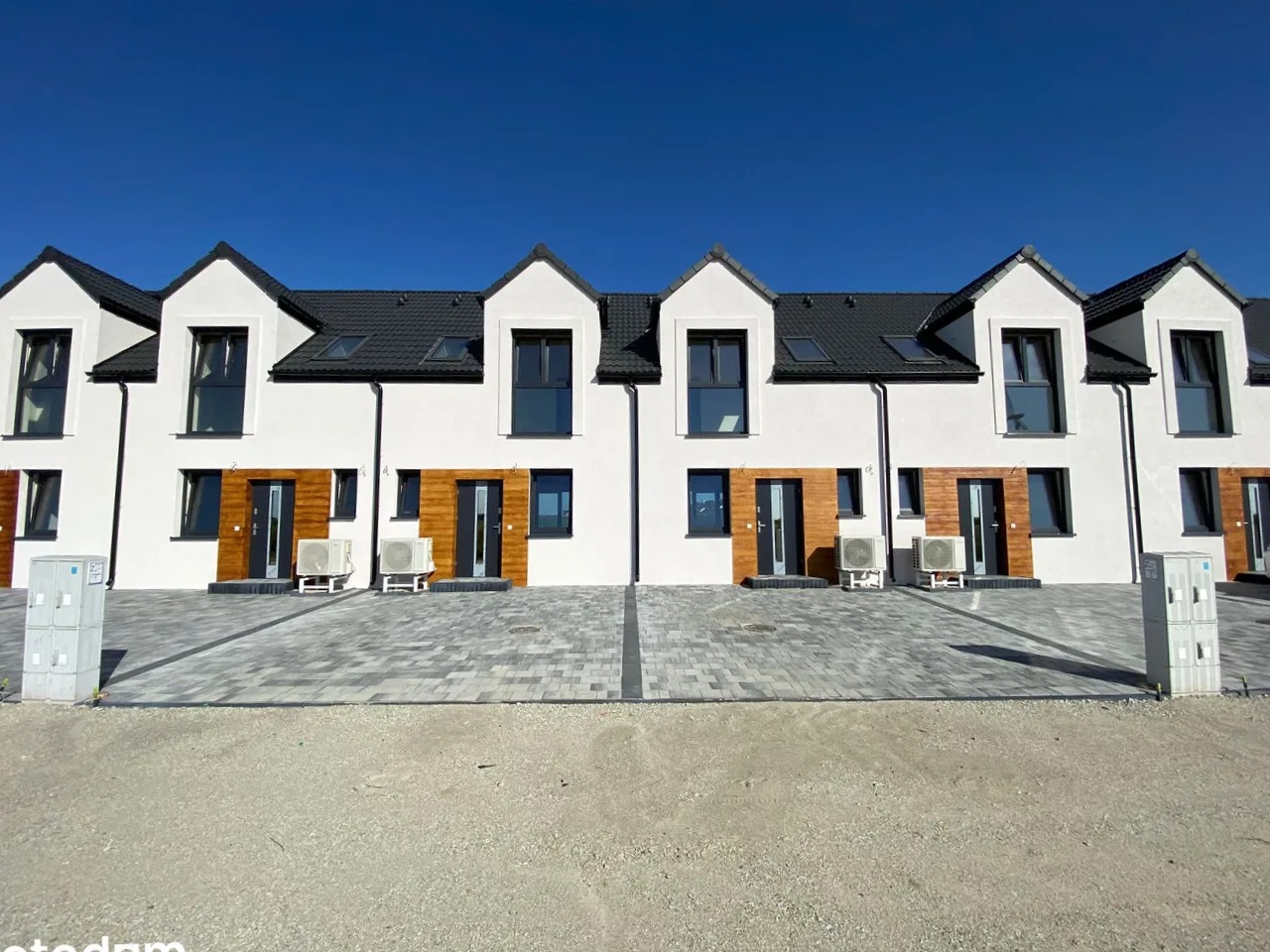 Zdjęcie domu szeregowego od frontu